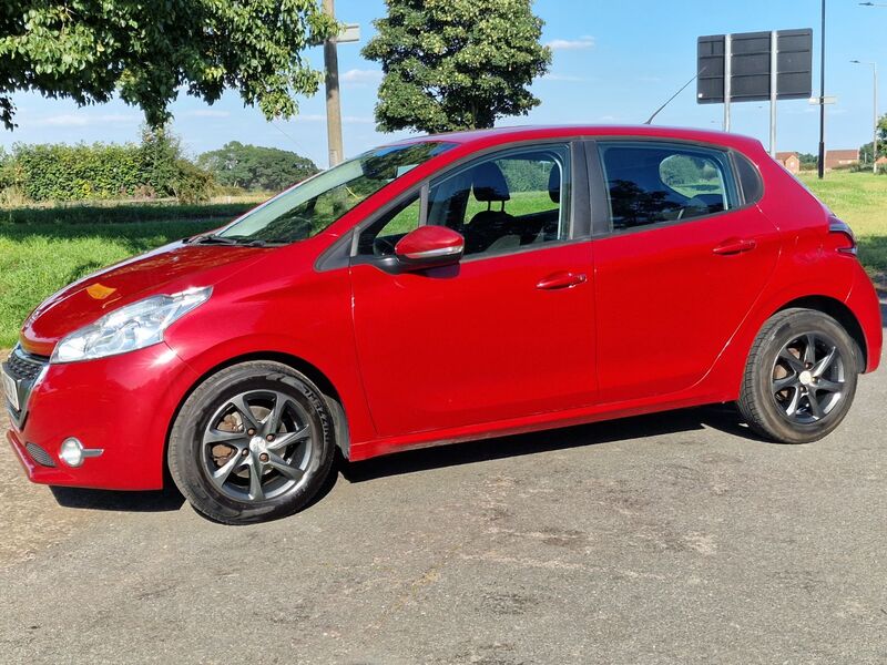 PEUGEOT 208