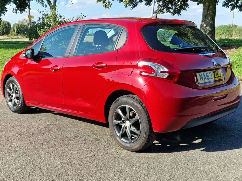 PEUGEOT 208