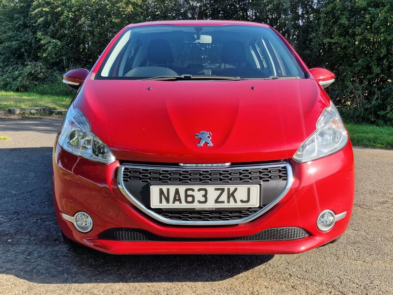 PEUGEOT 208