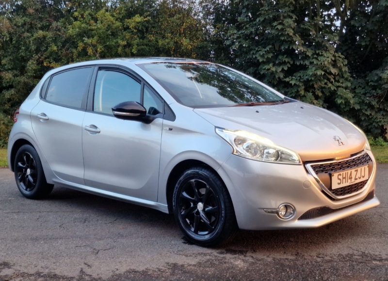 PEUGEOT 208